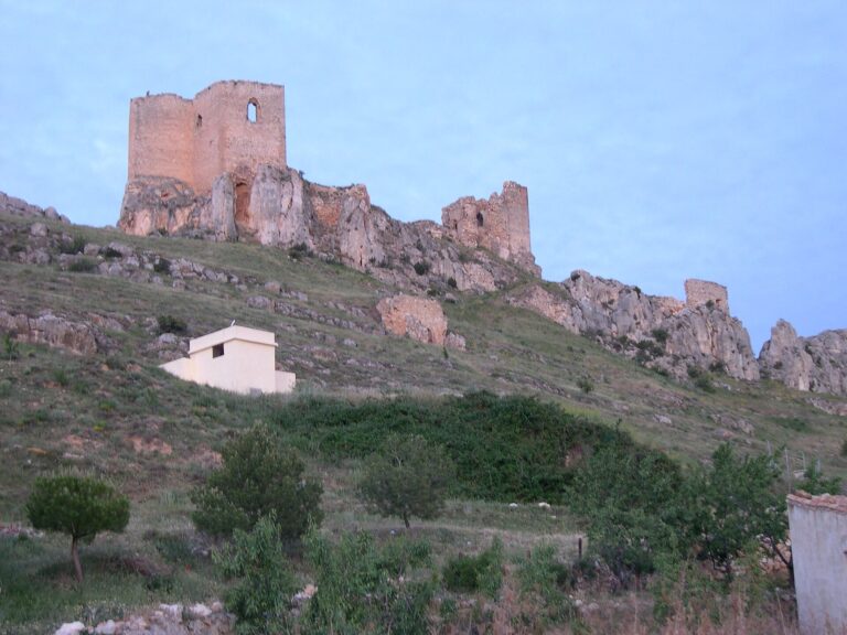Ferrata al Castillo de Peñaflor (Huesa del Común)